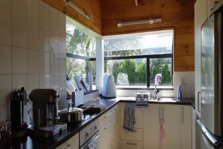 Photo of property in 24a Holiday Road, Stanmore Bay, Whangaparaoa, 0932