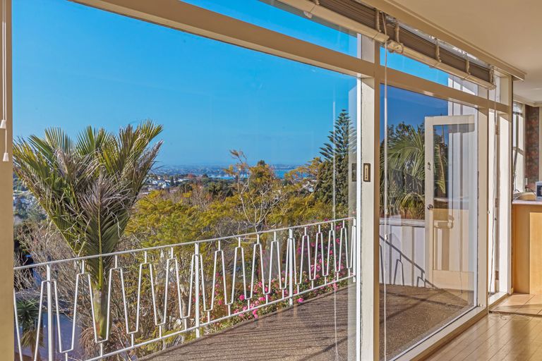 Photo of property in 181 Glenfield Road, Hillcrest, Auckland, 0627