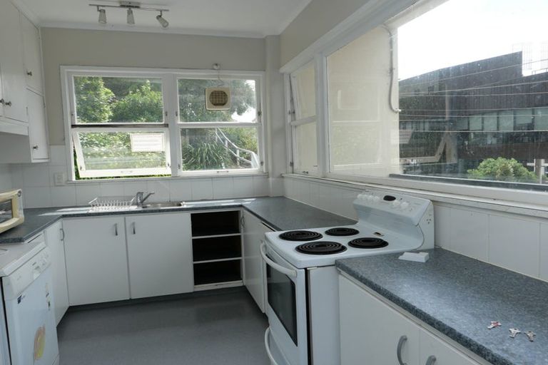 Photo of property in 70 Kelburn Parade, Kelburn, Wellington, 6012