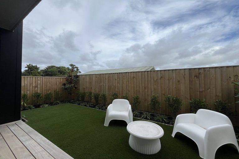 Photo of property in 27c Dawnhaven Drive, Te Atatu Peninsula, Auckland, 0610