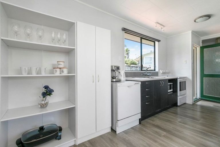 Photo of property in 2/17 Sunnyside Road, Sunnyvale, Auckland, 0612