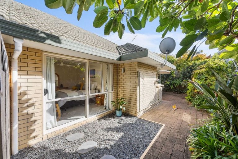 Photo of property in 2/12 Pat O'connor Place, Manurewa, Auckland, 2105