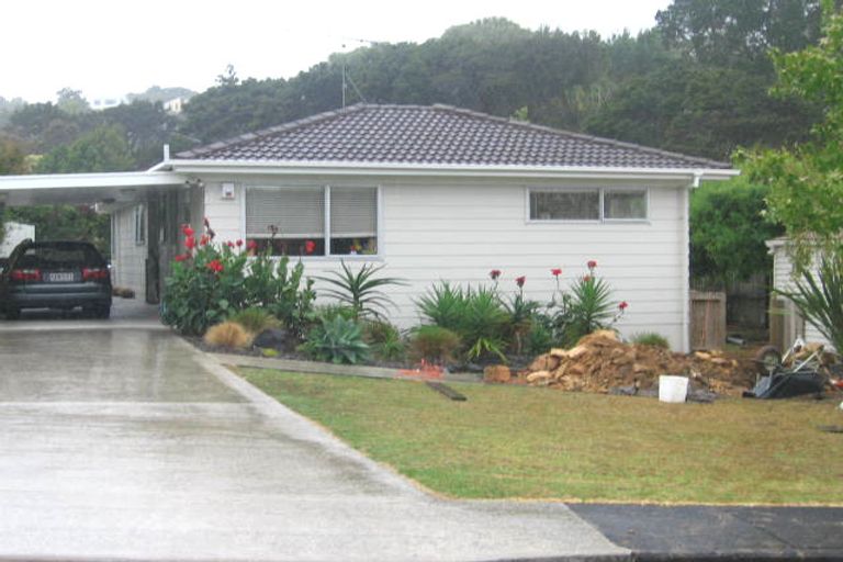 Photo of property in 2 Julia Place, Totara Vale, Auckland, 0629