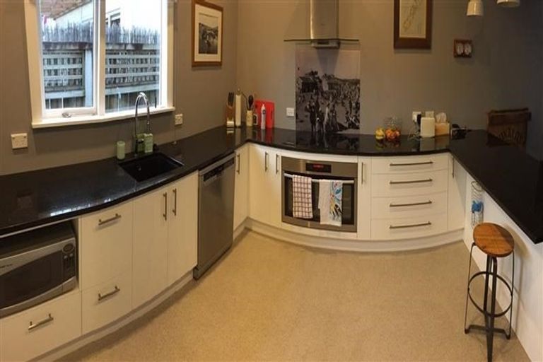 Photo of property in 203 Sutherland Road, Lyall Bay, Wellington, 6022