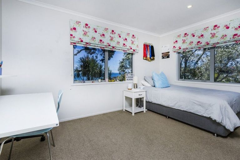 Photo of property in 30a Masterton Road, Rothesay Bay, Auckland, 0630