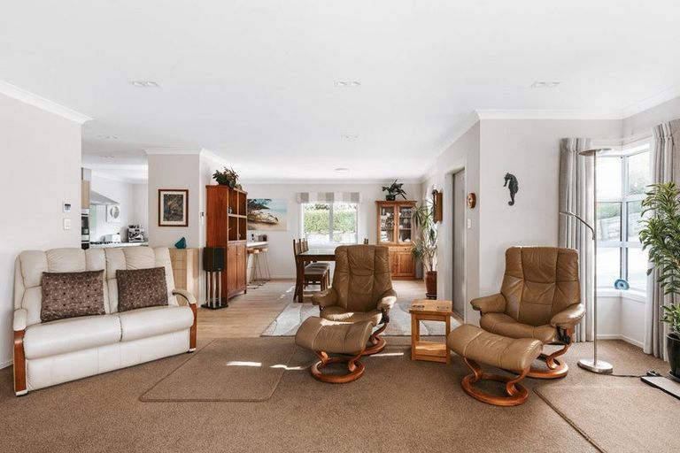 Photo of property in 16 Kayelene Place, Omokoroa, 3114