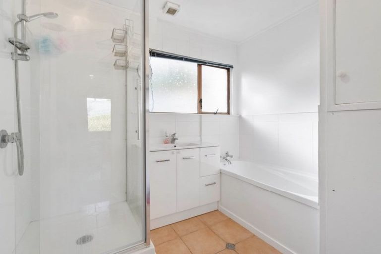 Photo of property in 2/43 Seaton Road, Murrays Bay, Auckland, 0630