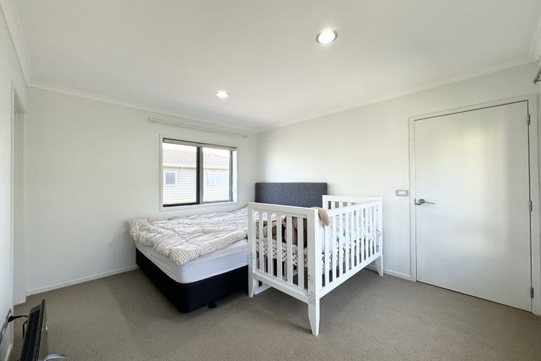 Photo of property in 61d Fields Parade, Oteha, Auckland, 0632