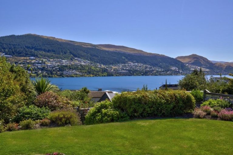 Photo of property in 71 Cedar Drive, Kelvin Heights, Queenstown, 9300