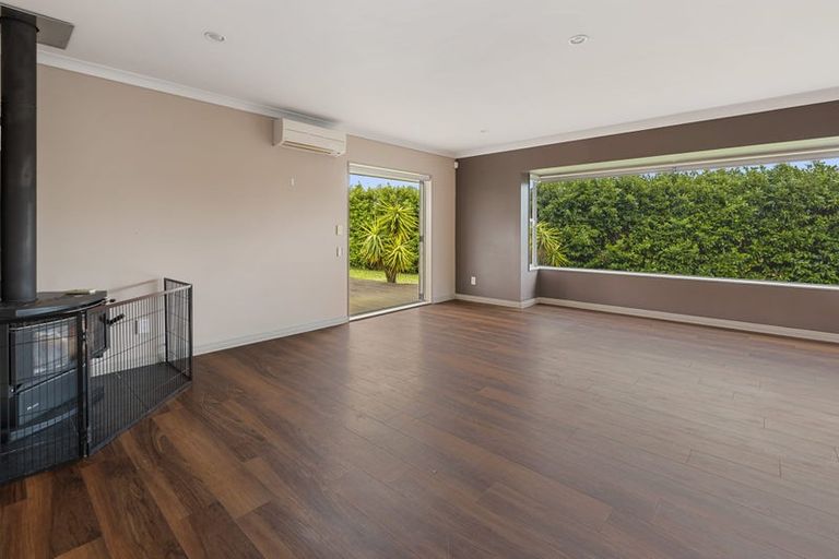 Photo of property in 27 Johnstone Drive, Fitzherbert, Palmerston North, 4410
