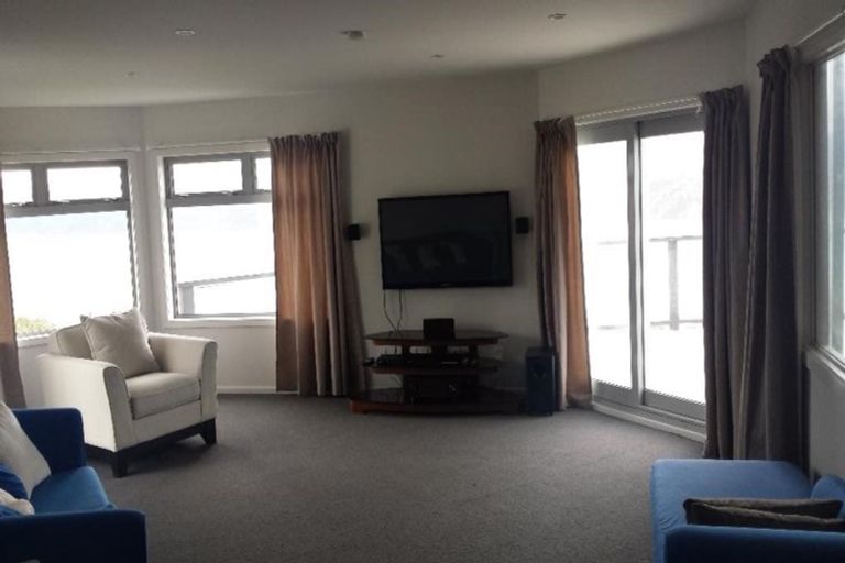 Photo of property in 10 Paratu Way, Strathmore Park, Wellington, 6022