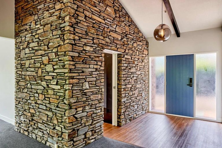 Photo of property in 21 Rewarewa Crescent, Waikanae, 5036