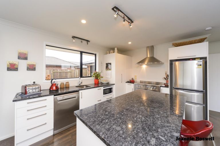 Photo of property in 35 Chestnut Close, Kelvin Grove, Palmerston North, 4414