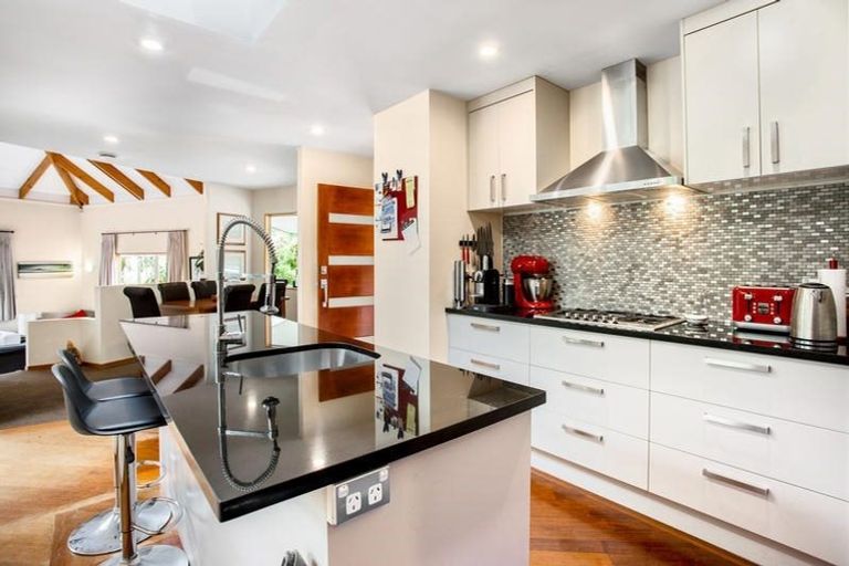 Photo of property in 10 Tui Crescent, Waiatarua, Auckland, 0604