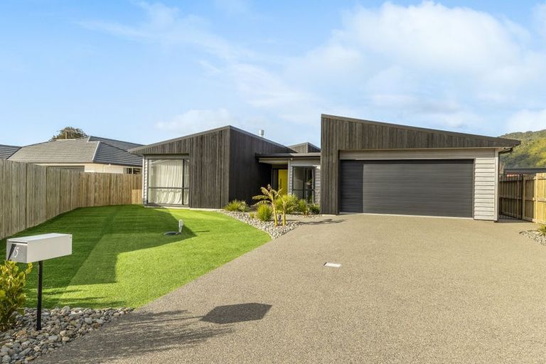 Photo of property in 15 Kaiwaru Place, Waikanae, 5036