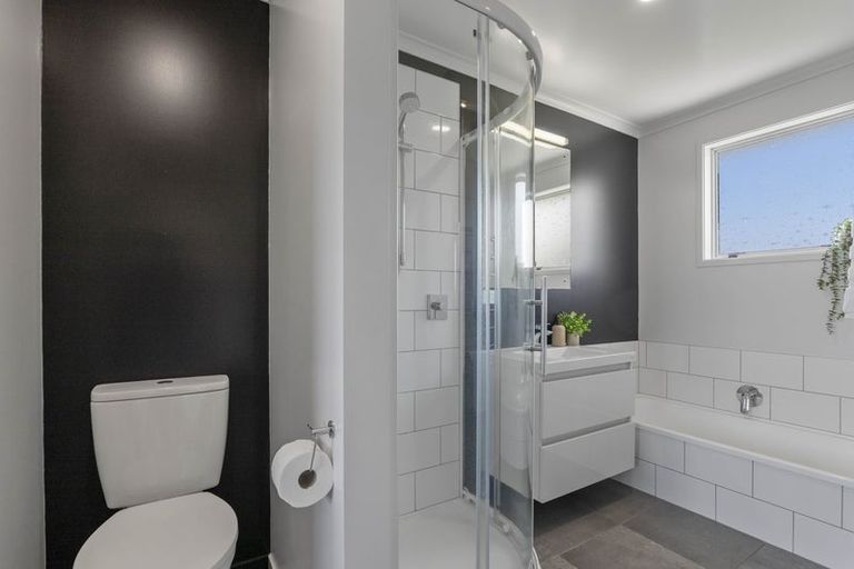 Photo of property in 7c Fairview Place, Westown, New Plymouth, 4310