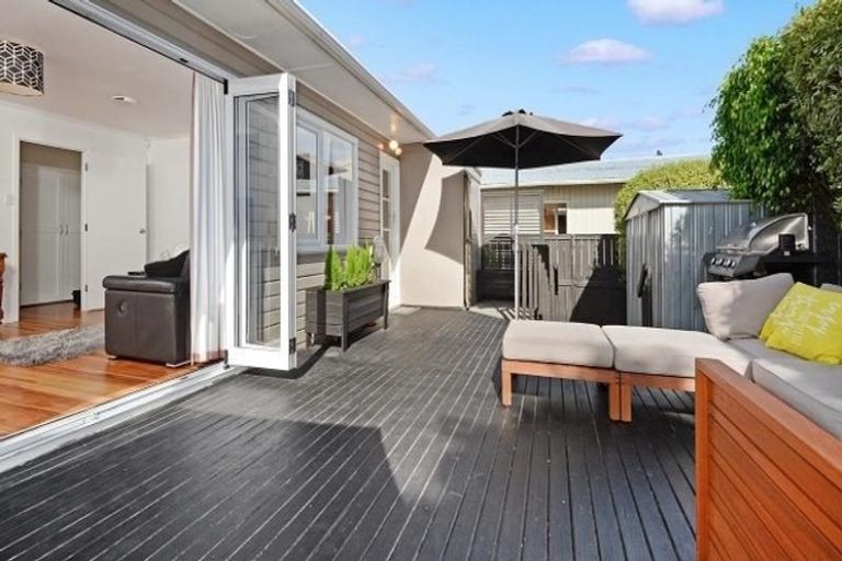 Photo of property in 1/33 Sunnyhaven Avenue, Beach Haven, Auckland, 0626