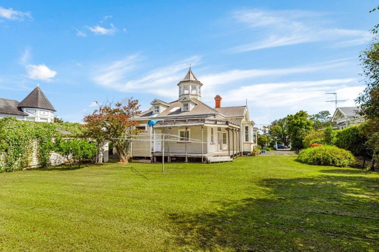 Photo of property in 41 Stanley Point Road, Stanley Point, Auckland, 0624