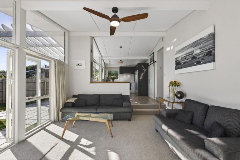 Photo of property in 25 Waiwera Place, Merrilands, New Plymouth, 4312