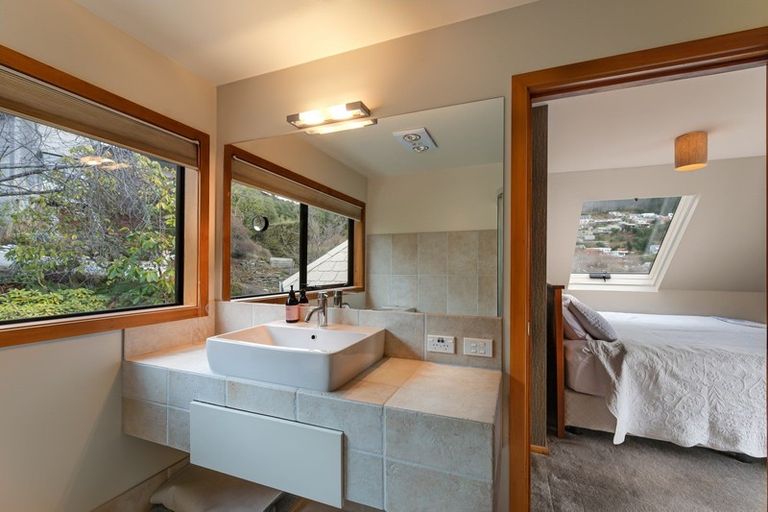 Photo of property in 10 Lordens Place, Fernhill, Queenstown, 9300