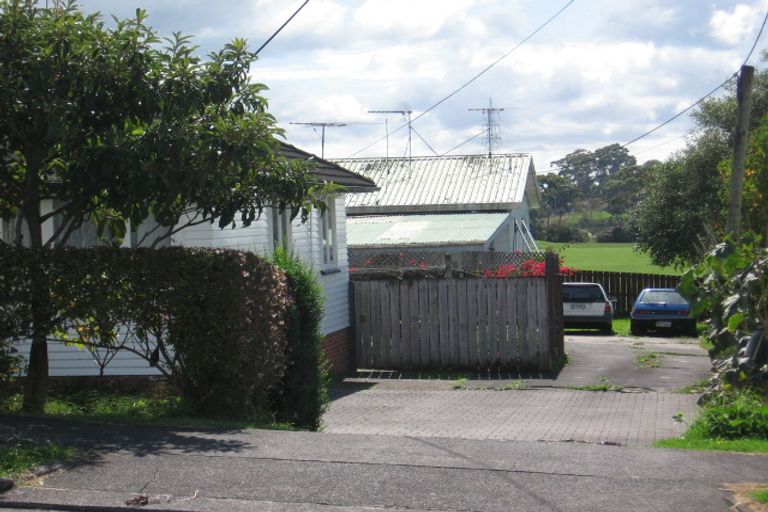Photo of property in 2/61 Beaubank Road, Kelston, Auckland, 0602