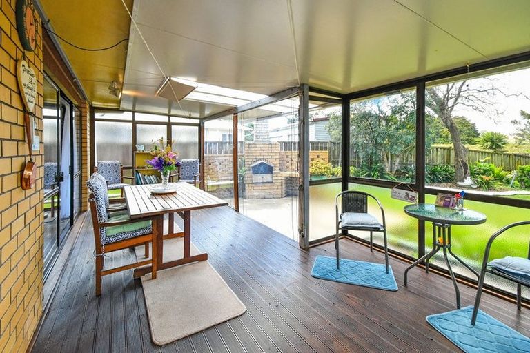 Photo of property in 23 Seaward Place, Wattle Downs, Auckland, 2103