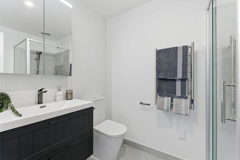 Photo of property in 1 Erina Road, Wiri, 2104