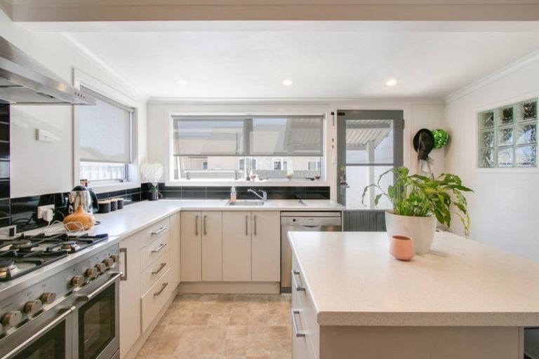 Photo of property in 28 Avenue Road, Greenmeadows, Napier, 4112