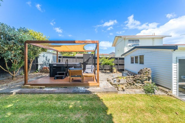 Photo of property in 57 Divich Avenue, Te Atatu South, Auckland, 0610