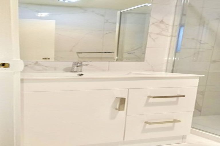 Photo of property in 2/47 Archibald Road, Kelston, Auckland, 0602