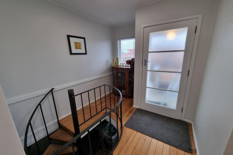 Photo of property in 1 Selwyn Crescent, Forrest Hill, Auckland, 0620