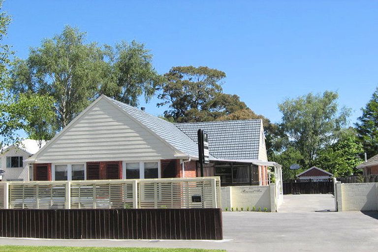 Photo of property in 211 Memorial Avenue, Burnside, Christchurch, 8053