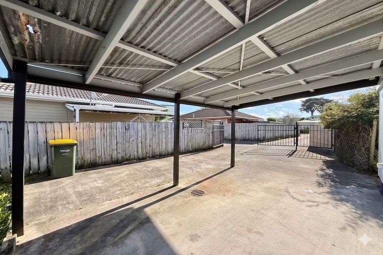 Photo of property in 2/15 Cyril Crescent, West Harbour, Auckland, 0618