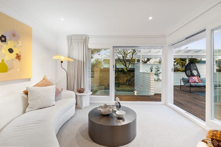 Photo of property in 32 Raymond Street, Point Chevalier, Auckland, 1022