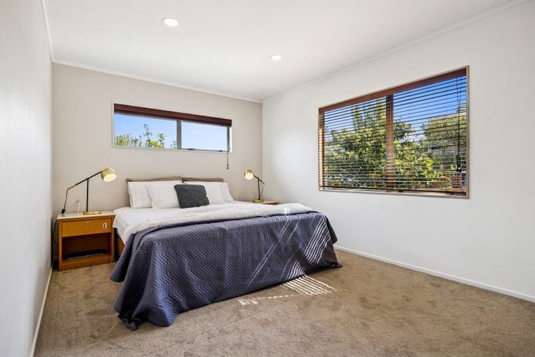 Photo of property in 2/8 Tallington Crescent, Torbay, Auckland, 0630