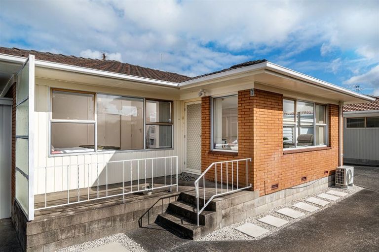 Photo of property in 2/39 Eversleigh Road, Belmont, Auckland, 0622