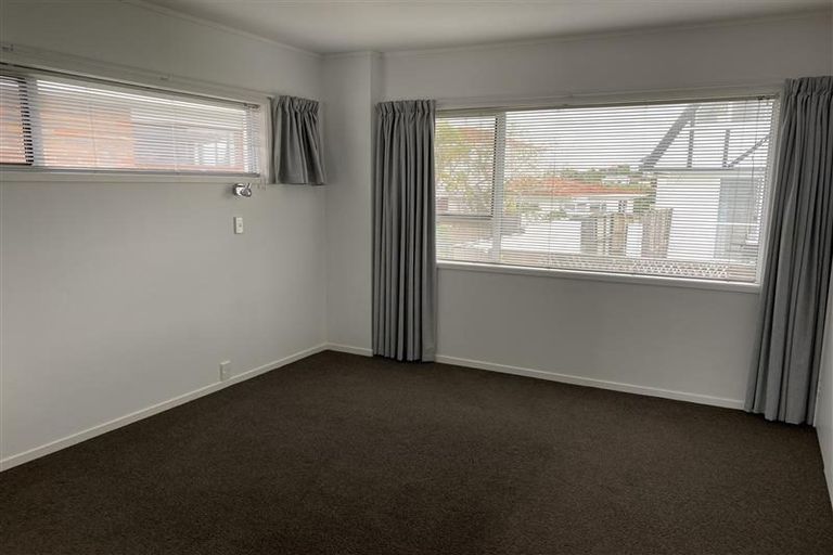 Photo of property in 2/50 Seaview Road, Castor Bay, Auckland, 0620