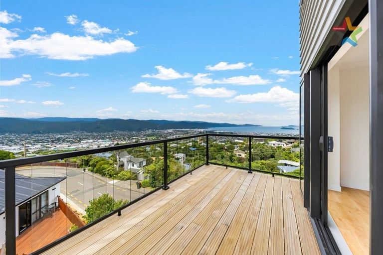 Photo of property in 8 Poto Road, Normandale, Lower Hutt, 5010