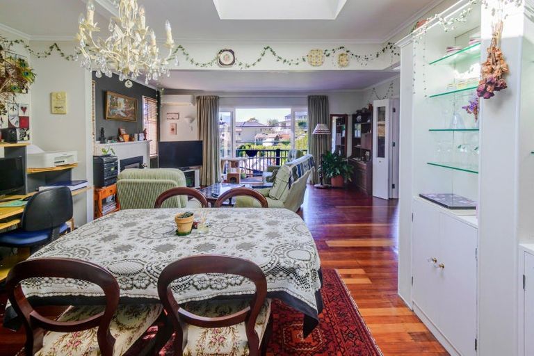 Photo of property in 16 Spencer Road, Hospital Hill, Napier, 4110