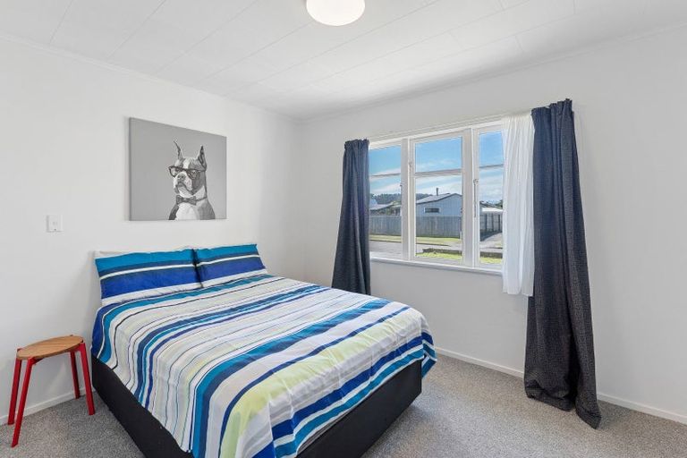 Photo of property in 4 Colenso Place, Otaki Beach, Otaki, 5512