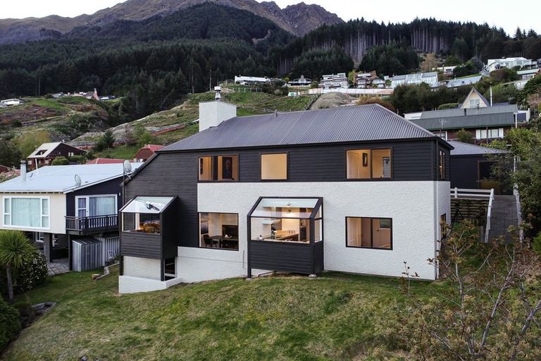 Photo of property in 67 Wynyard Crescent, Fernhill, Queenstown, 9300
