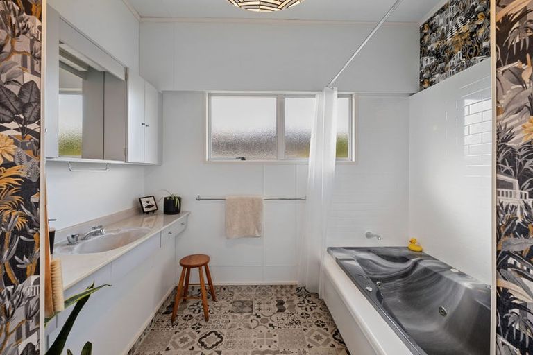 Photo of property in 166 Heta Road, Highlands Park, New Plymouth, 4312