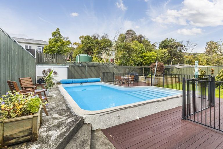 Photo of property in 24 Ranui Terrace, Tawa, Wellington, 5028