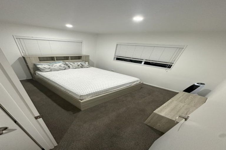 Photo of property in 2 Harbour Lights Close, West Harbour, Auckland, 0618