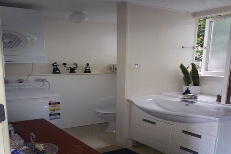 Photo of property in Churchill Flats, 213 The Terrace, Wellington Central, Wellington, 6011