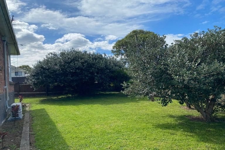 Photo of property in 32 Farnborough Crescent, Mangere, Auckland, 2022