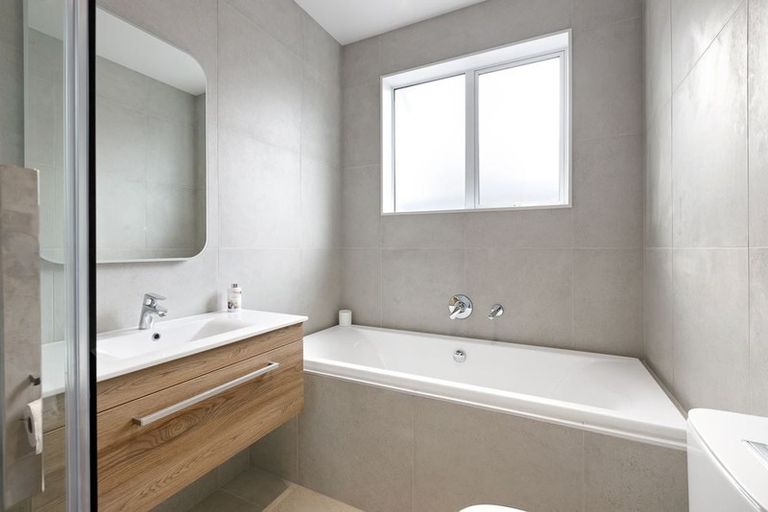 Photo of property in 13 Barrique Road, Kumeu, 0810