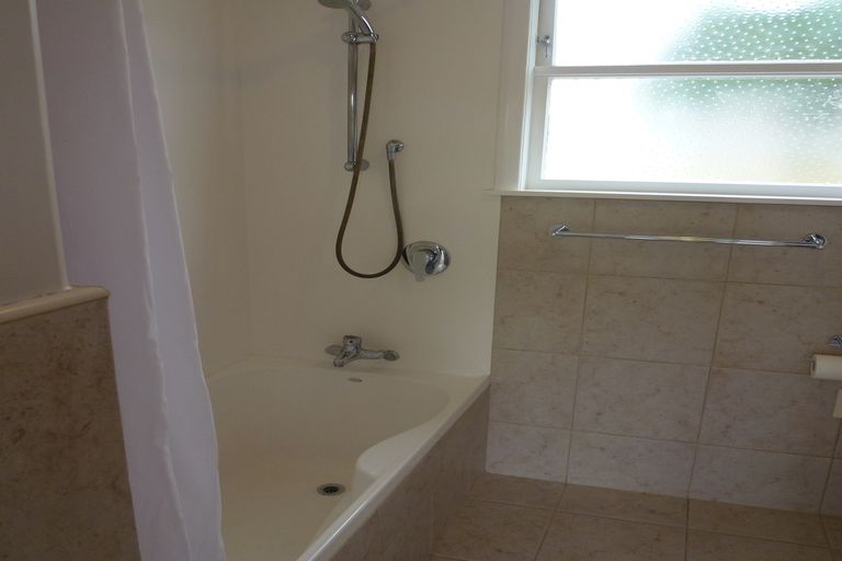 Photo of property in 2 Hartley Place, Awapuni, Palmerston North, 4412