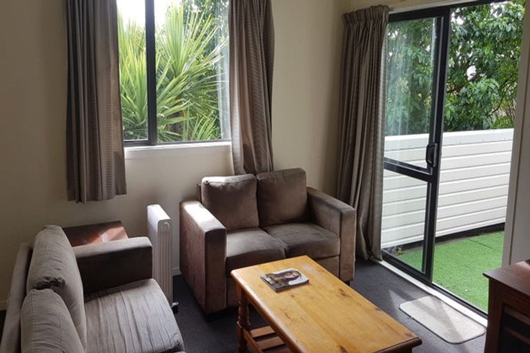 Photo of property in 8b Schnapper Rock Road, Schnapper Rock, Auckland, 0632