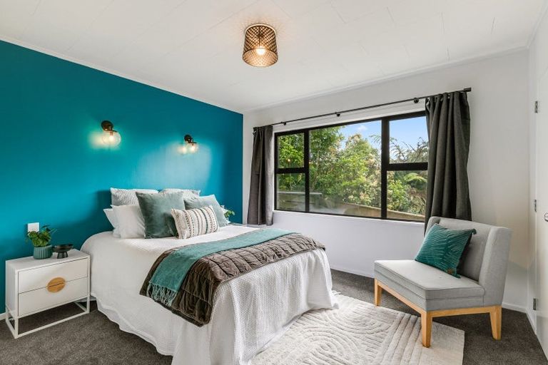 Photo of property in 32 Bellringer Crescent, Newlands, Wellington, 6037